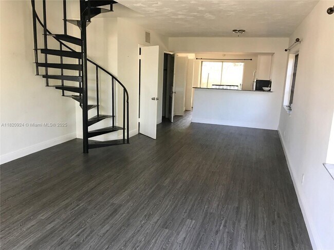 2444 SW 58th Manor in Fort Lauderdale, FL - Building Photo - Building Photo