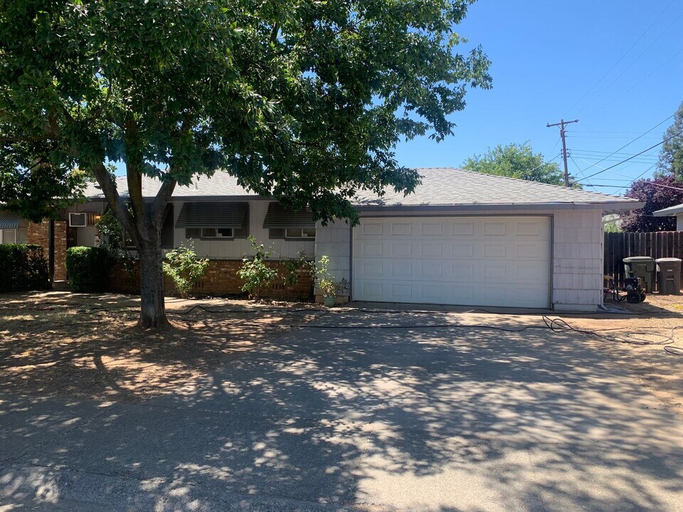 10721 Le Ann Dr in Rancho Cordova, CA - Foto de edificio
