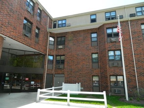 Mineral Spring Gardens in North Providence, RI - Foto de edificio - Building Photo
