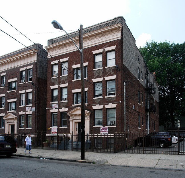 684-686 Summer Ave in Newark, NJ - Foto de edificio - Building Photo