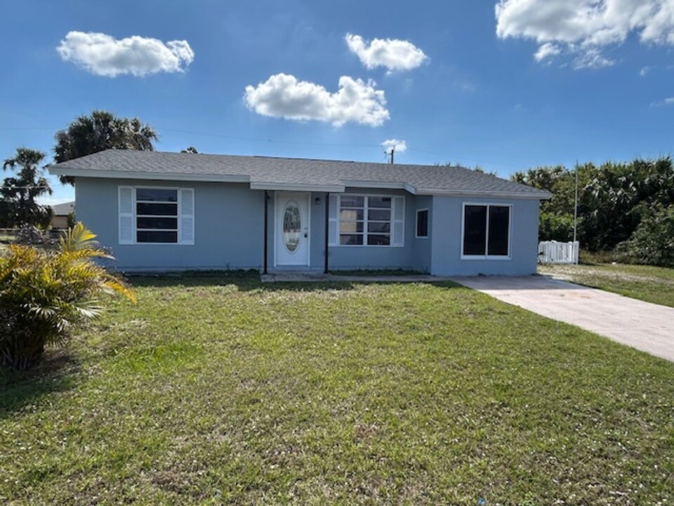 18113 Cochran Blvd in Port Charlotte, FL - Foto de edificio