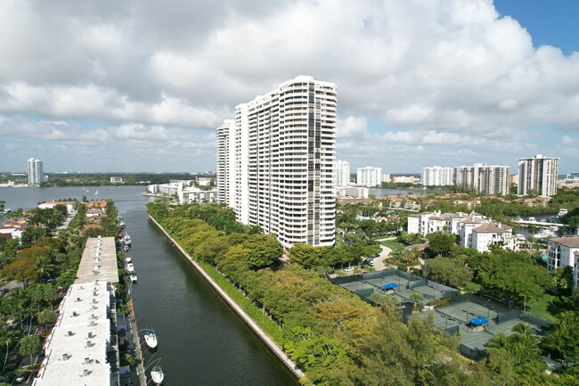 2000 Island Blvd in Aventura, FL - Foto de edificio - Building Photo