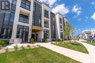 3020 Trailside Dr in Oakville, ON - Building Photo - Building Photo