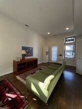 1342 N Claremont Ave, Unit 2R in Chicago, IL - Foto de edificio - Building Photo