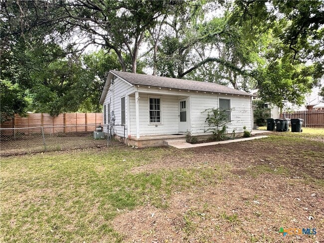 property at 724 W San Antonio St