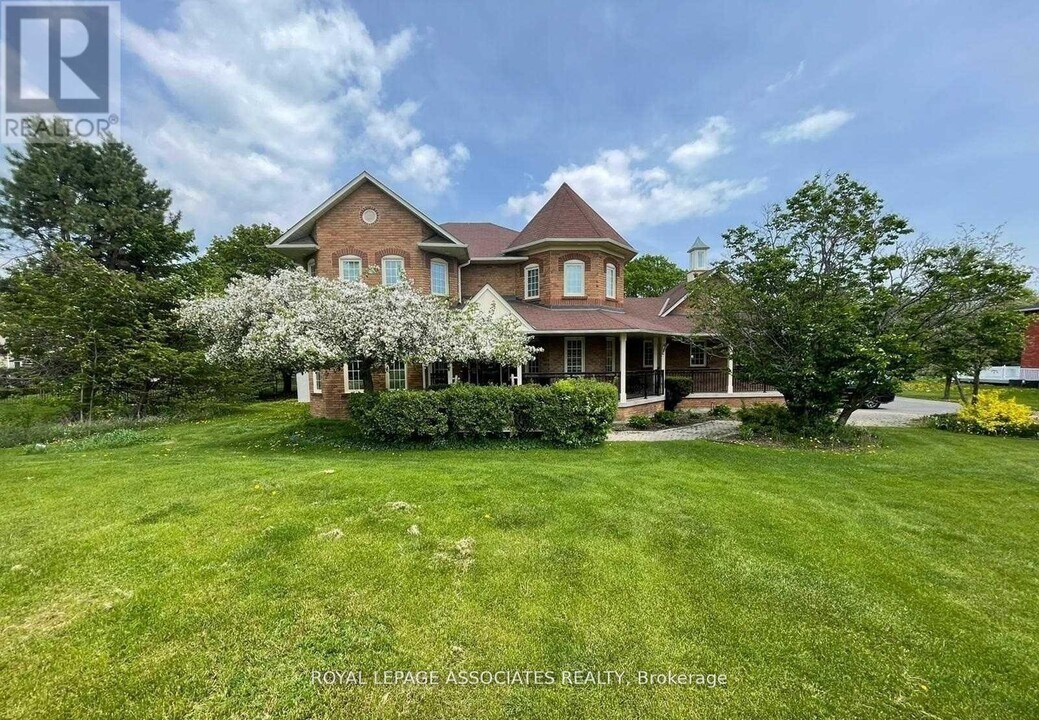 2377 Salem Rd in Ajax, ON - Building Photo