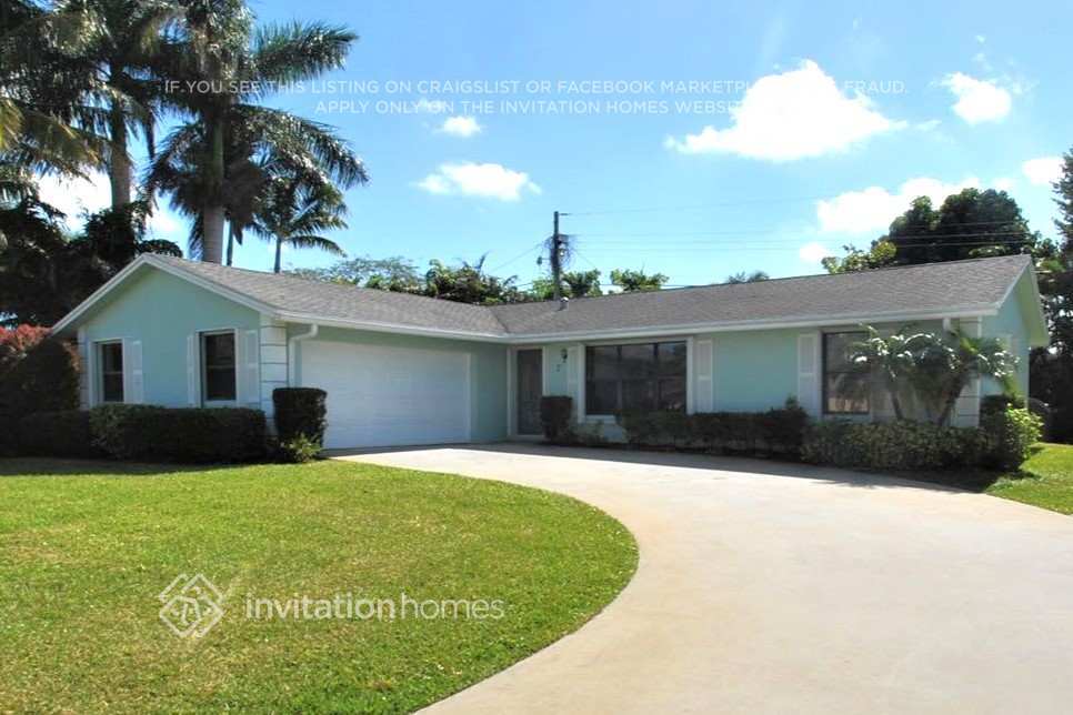 7 W Pine Tree Ave in Greenacres, FL - Building Photo