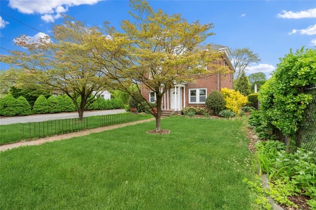 1030 Glen Cove Ave in Glen Head, NY - Building Photo - Building Photo