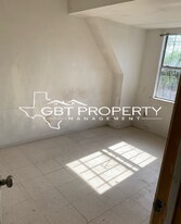 516 W Ave B in Robstown, TX - Building Photo