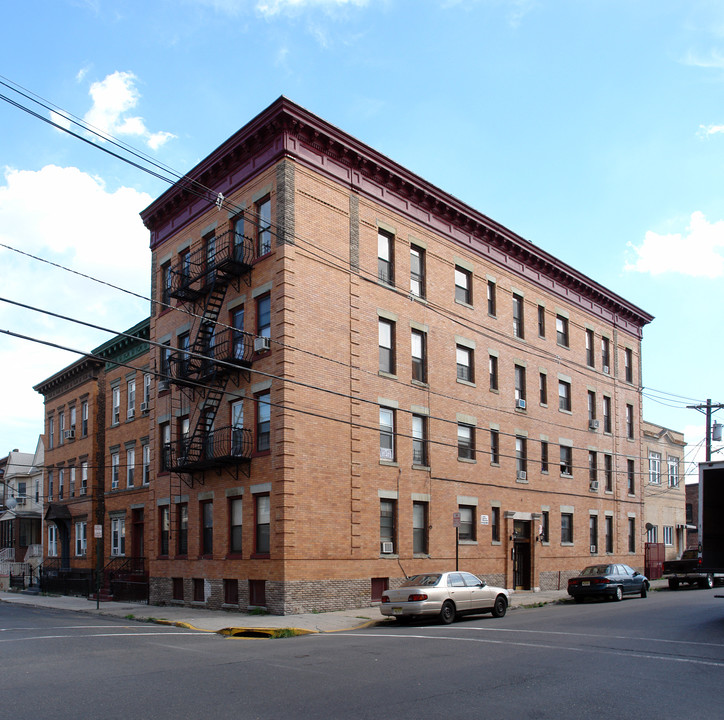 5608-5614 Palisade Ave in West New York, NJ - Building Photo