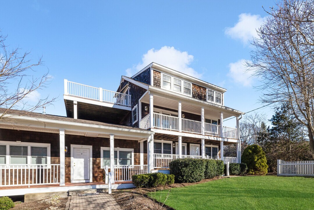 33 Starr Dr W, Unit 1 in Narragansett, RI - Building Photo
