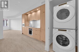 259 The Kingsway in Toronto, ON - Building Photo - Building Photo