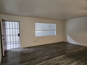 Cedarwood Apartments in Modesto, CA - Building Photo - Building Photo