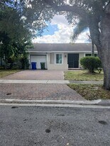 5550 Lakewood Cir S in Margate, FL - Building Photo