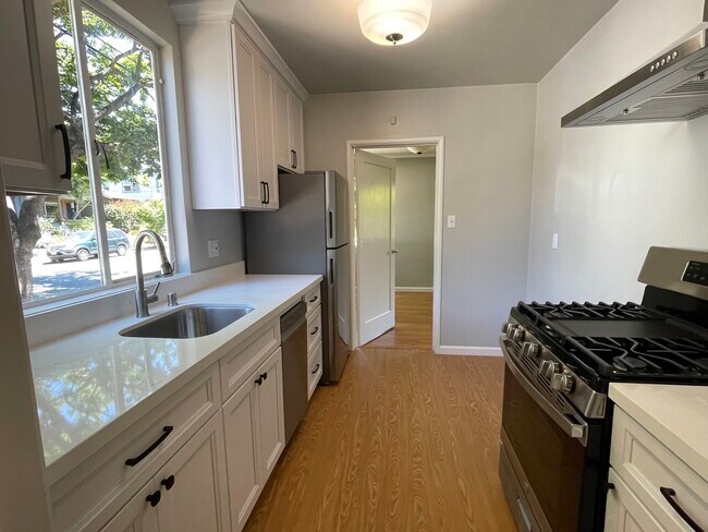 459 44th St, Unit D in Oakland, CA - Building Photo - Building Photo