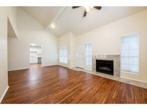 1201 Danbury Square in Austin, TX - Foto de edificio - Building Photo