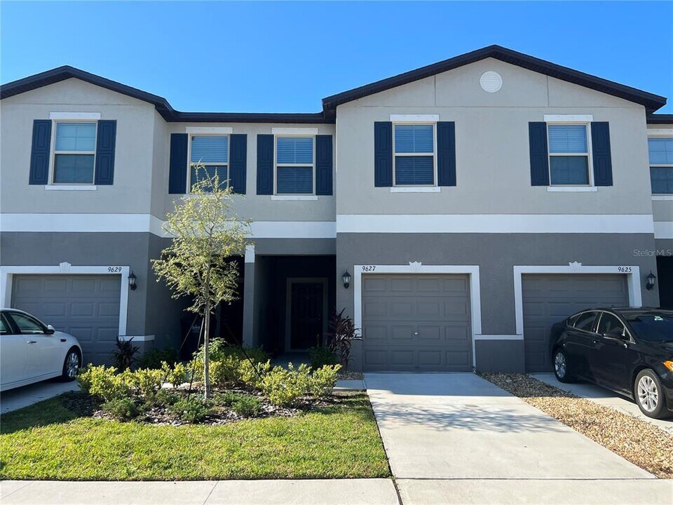 9627 Pembrooke Pines Dr in Sun City Center, FL - Foto de edificio