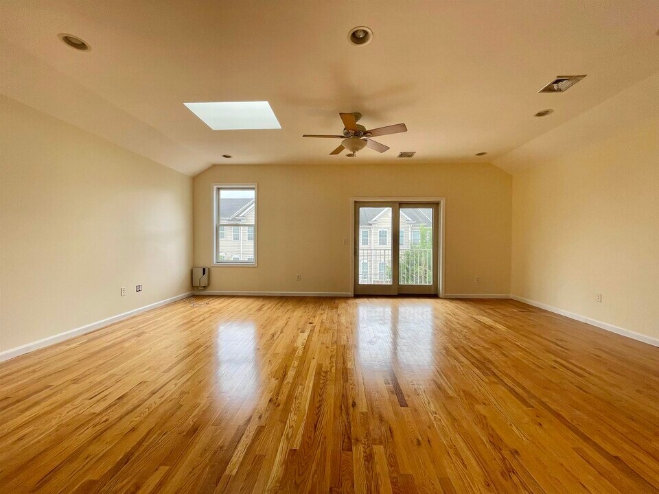 264 Custer Ave in Jersey City, NJ - Building Photo