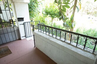 1727 Winona Blvd in Los Angeles, CA - Foto de edificio - Building Photo