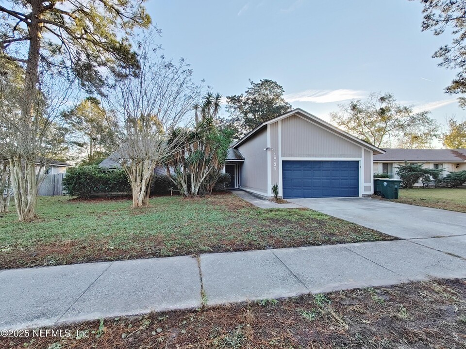 10133 Bear Valley Rd in Jacksonville, FL - Building Photo