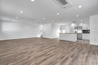 11613 Burbank Blvd in Los Angeles, CA - Building Photo - Building Photo