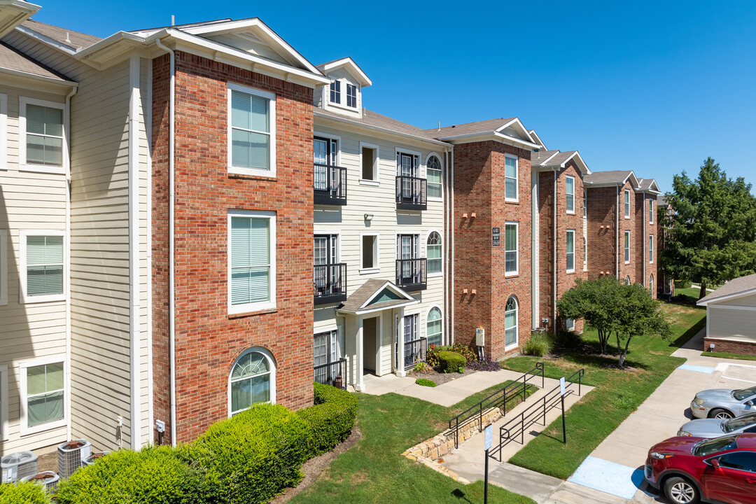 Senior Living-Evergreen At Hulen Bend in Fort Worth, TX - Building Photo