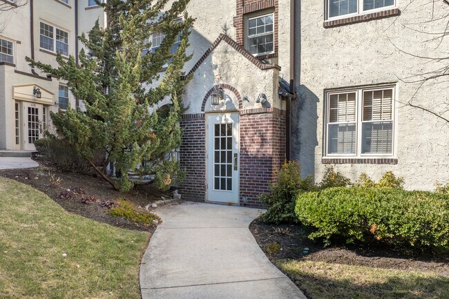 Merion Manor in Merion Station, PA - Building Photo - Building Photo