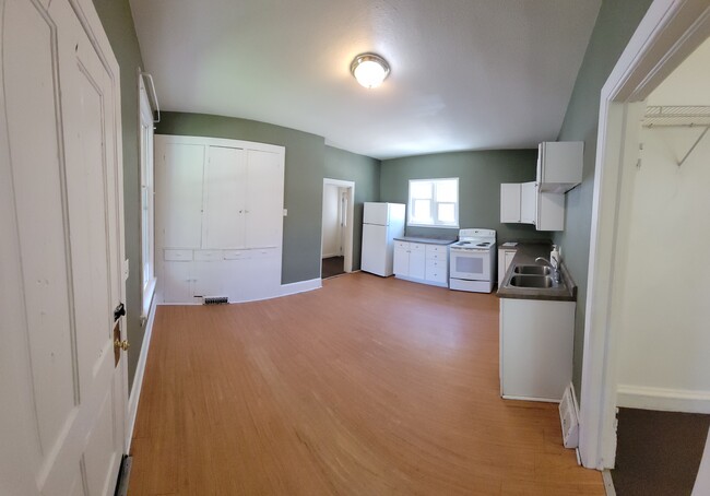 915 W Highland St, Unit Lower in Whitewater, WI - Building Photo - Building Photo