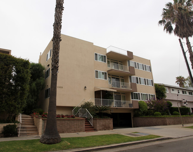 11635 Mayfield Ave in Los Angeles, CA - Building Photo - Building Photo