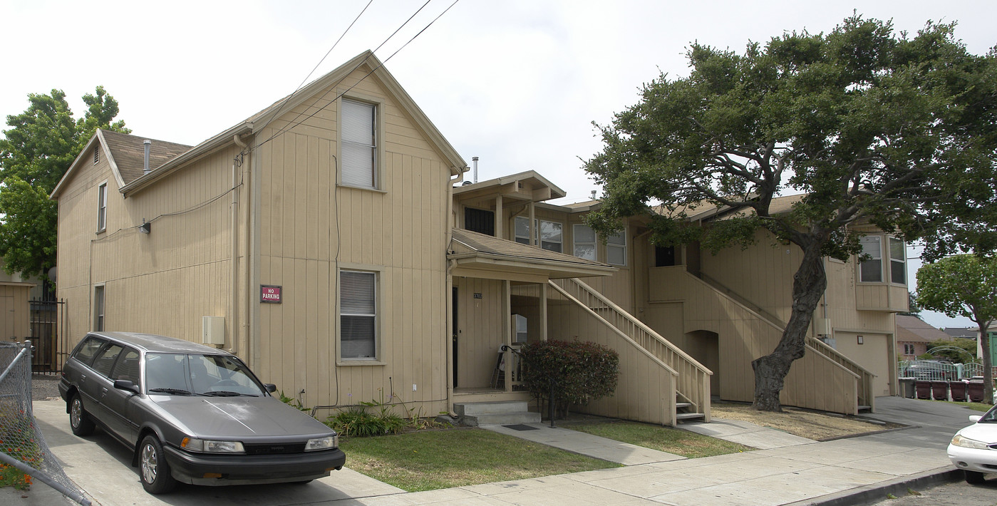 3702 Allendale Ave in Oakland, CA - Building Photo