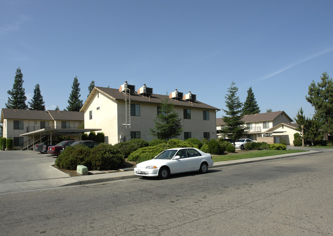 Carolyn and Hemlock Apartments in Reedley, CA - Building Photo - Building Photo