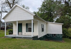 2955 N Caledonia St in Marianna, FL - Building Photo