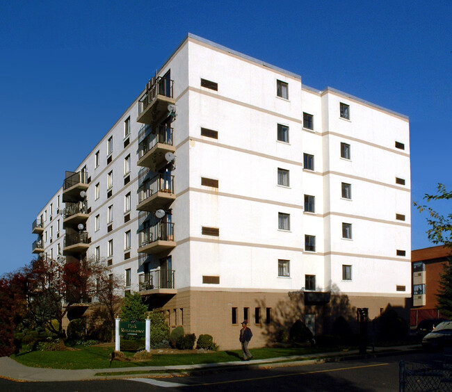 Park Renaissance Condominium in Hackensack, NJ - Foto de edificio - Building Photo