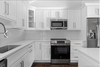 2750 Whitney Ave in Hamden, CT - Building Photo - Building Photo