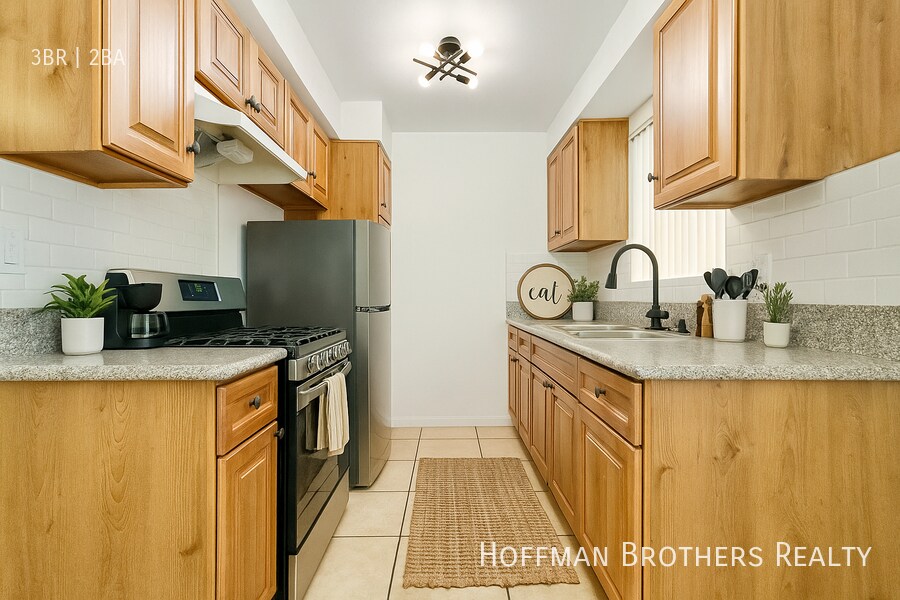 6561 Fulton Ave in Los Angeles, CA - Building Photo