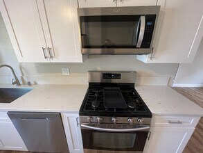1802 12th St, Unit 2 in Manhattan Beach, CA - Building Photo - Building Photo
