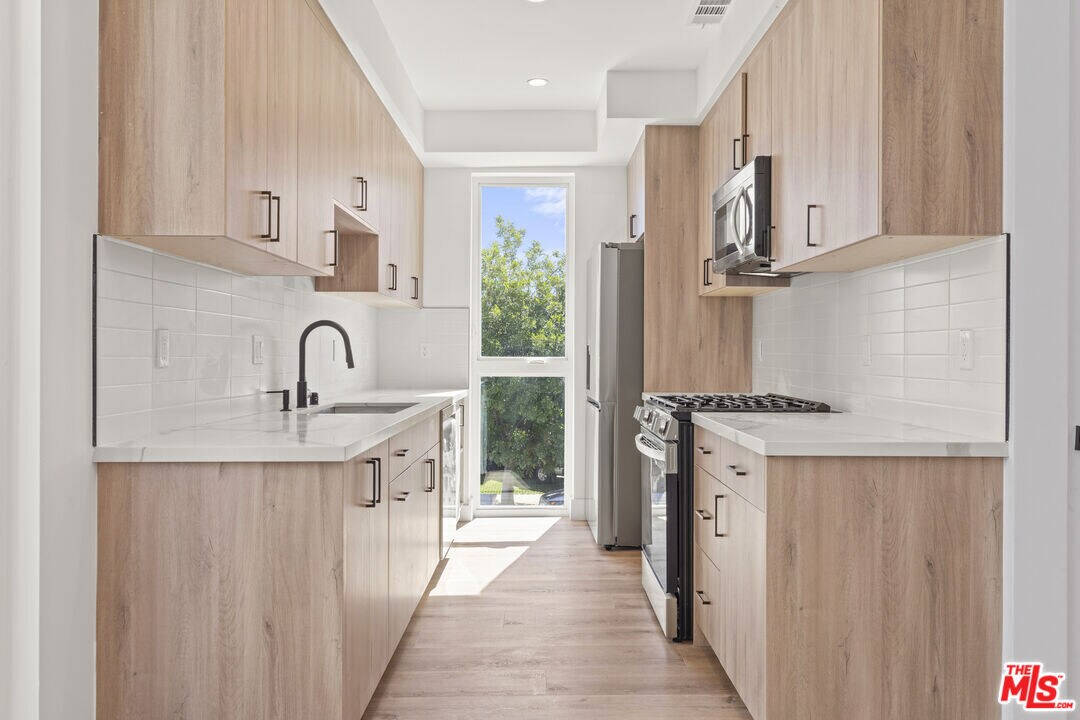 10915 Hesby St in Los Angeles, CA - Building Photo