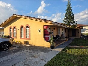 233 E 7th St in Hialeah, FL - Building Photo - Building Photo