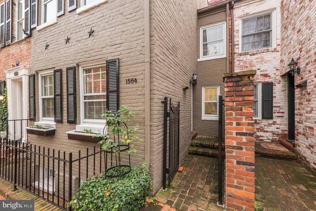 1564 33rd St NW in Washington, DC - Building Photo