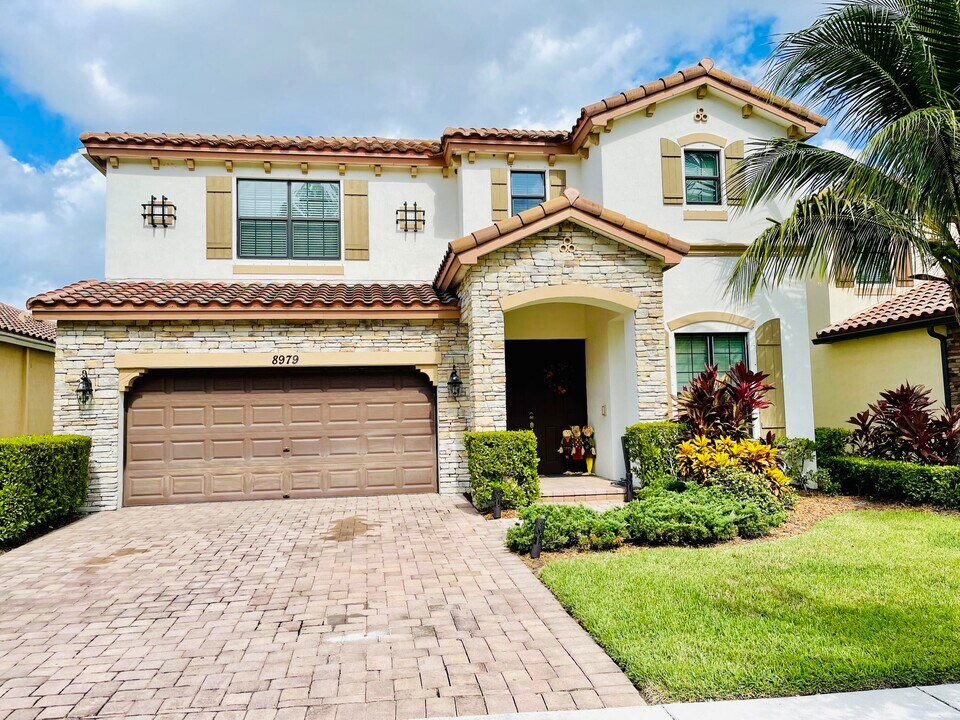 8979 Gulf Run Way in Wellington, FL - Foto de edificio