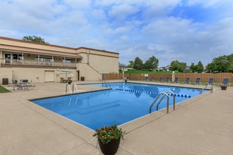 Renaissance at Carol Stream in Carol Stream, IL - Foto de edificio - Building Photo