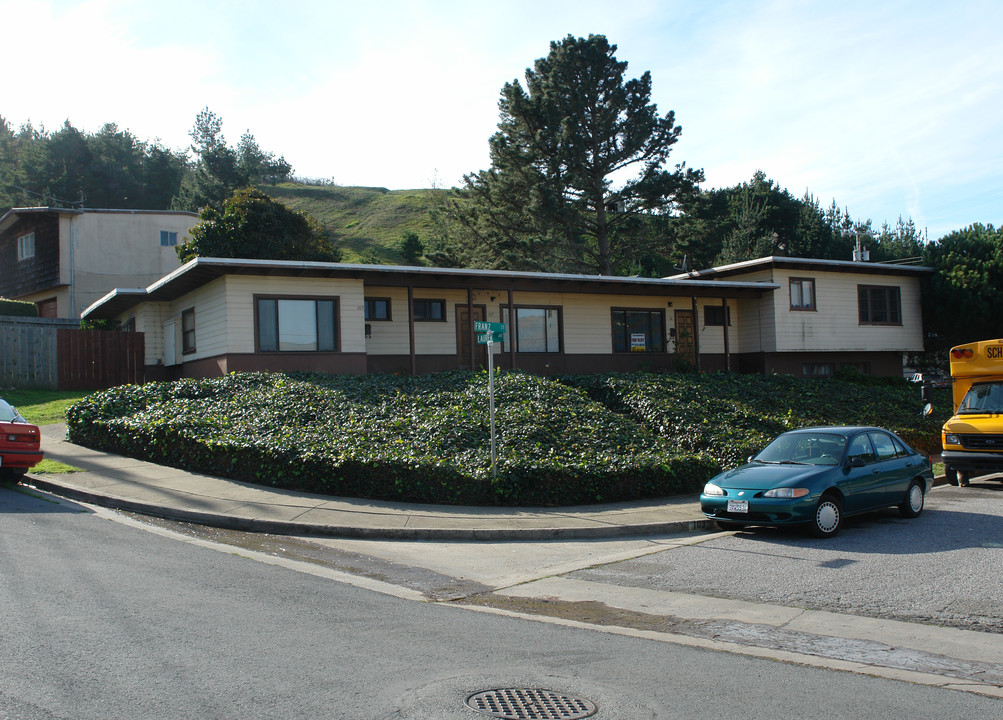 103 Franz Ct in Pacifica, CA - Foto de edificio