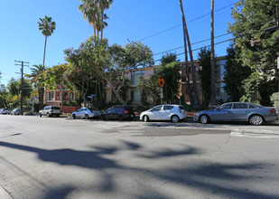 Larrabee Apartments in West Hollywood, CA - Building Photo - Building Photo