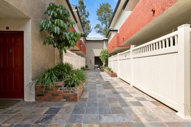 12954 Riverside Dr in Los Angeles, CA - Building Photo - Building Photo