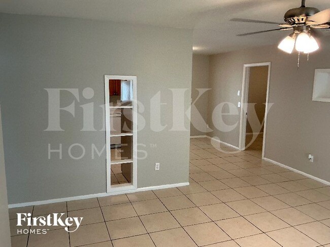 1633 Hayworth Rd in Port Charlotte, FL - Foto de edificio - Building Photo