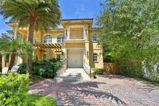 592 Fernwood Rd in Key Biscayne, FL - Building Photo