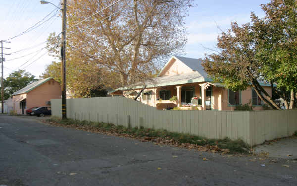 219 N Washington St in Lodi, CA - Building Photo