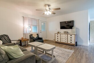 2332 S Clover Dr in Fayetteville, AR - Building Photo - Building Photo