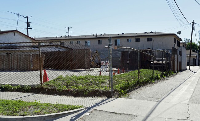 1309-1313 N Willowbrook Ave in Compton, CA - Foto de edificio - Building Photo