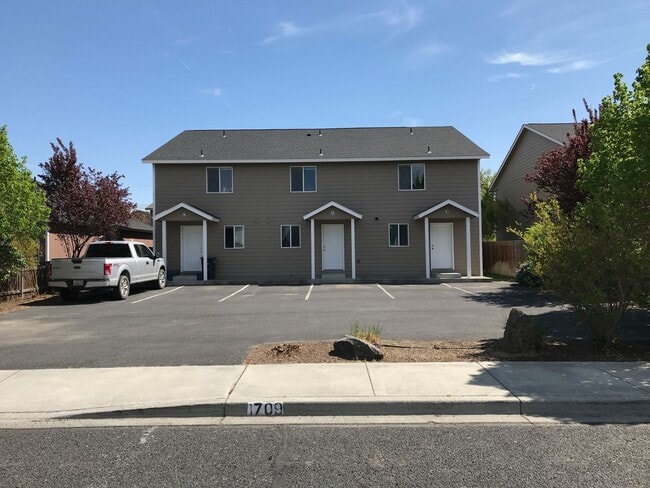 1709 W Fern Dr in Moses Lake, WA - Building Photo - Building Photo